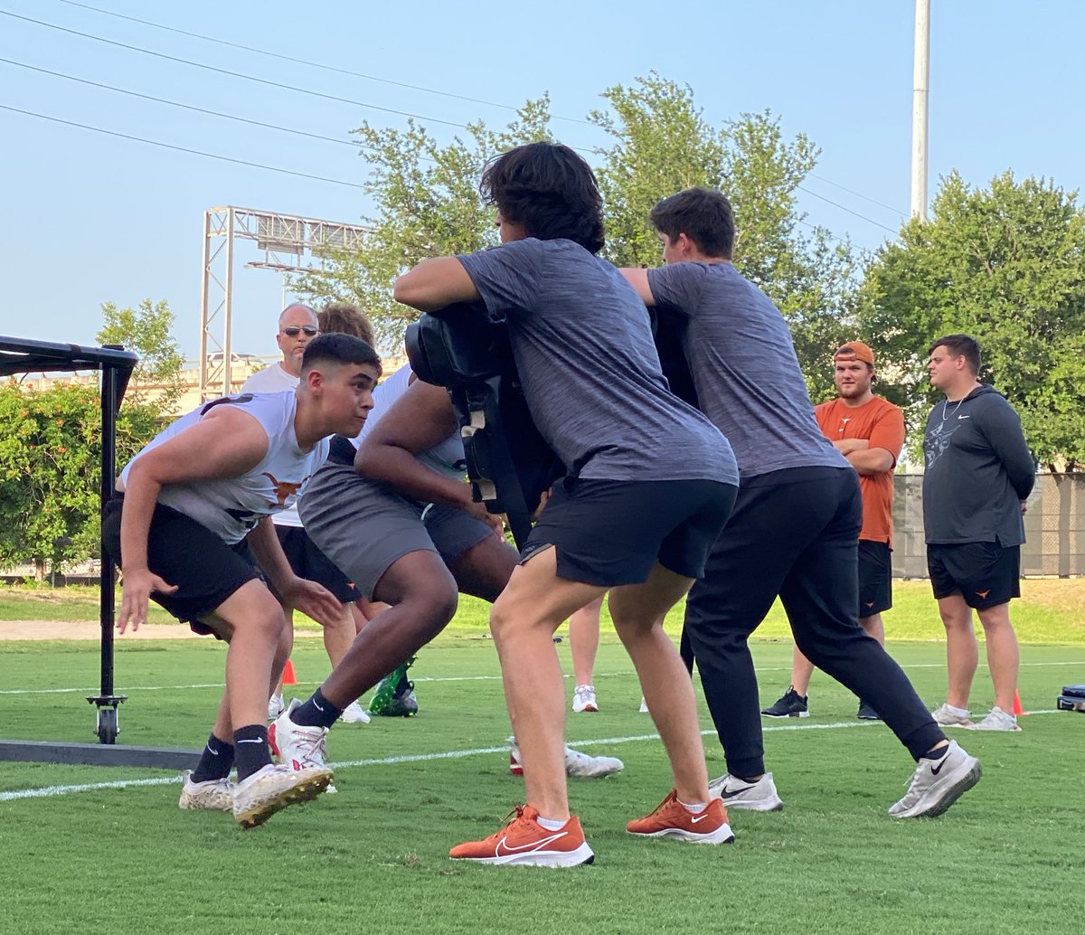 floresjosue's tweet photo. 𝐔𝐧𝐝𝐞𝐫 𝐭𝐡𝐞 𝐋𝐢𝐠𝐡𝐭𝐬 with @TexasFootball 

✅ 2nd UT football camp 

There’s only one way to succeed in anything, and that is to give it everything! 
 ~Vince Lombardi
#HookEm🐂 https://t.co/tSdiWjXqjc