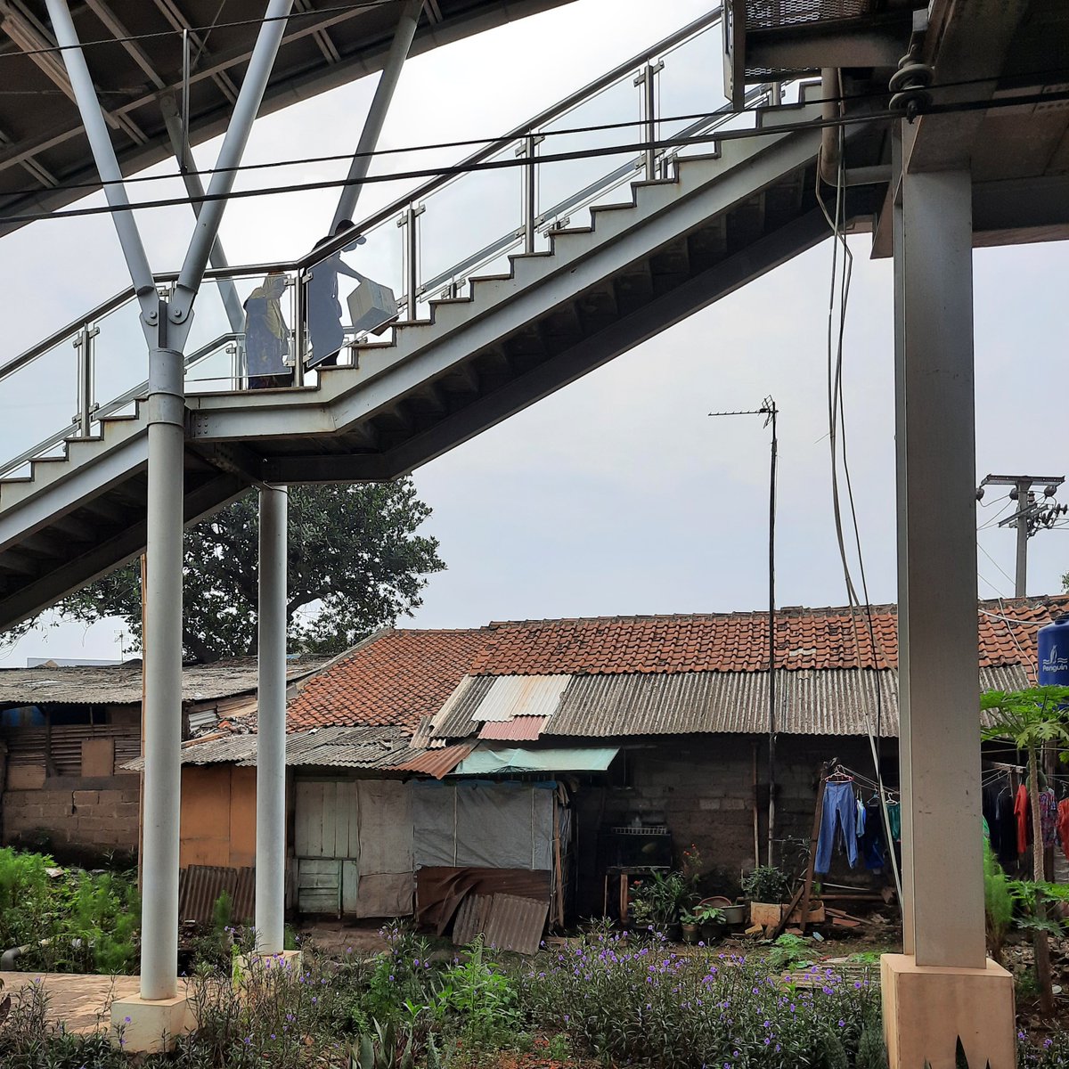 winnierosmawaty's tweet photo. Fasilitas @commuterline masih belom ramah lansia nih, itu kakek nenek naik tangga sampe istirahat berenti sejenak gara2 ngos2an. Bisa ga sih dibuat jalur khusus yg lewat bawah aja khusus lansia sama bumil paling engga. Kesian, yg muda aja suka engap 😂 https://t.co/v65pcV77l1