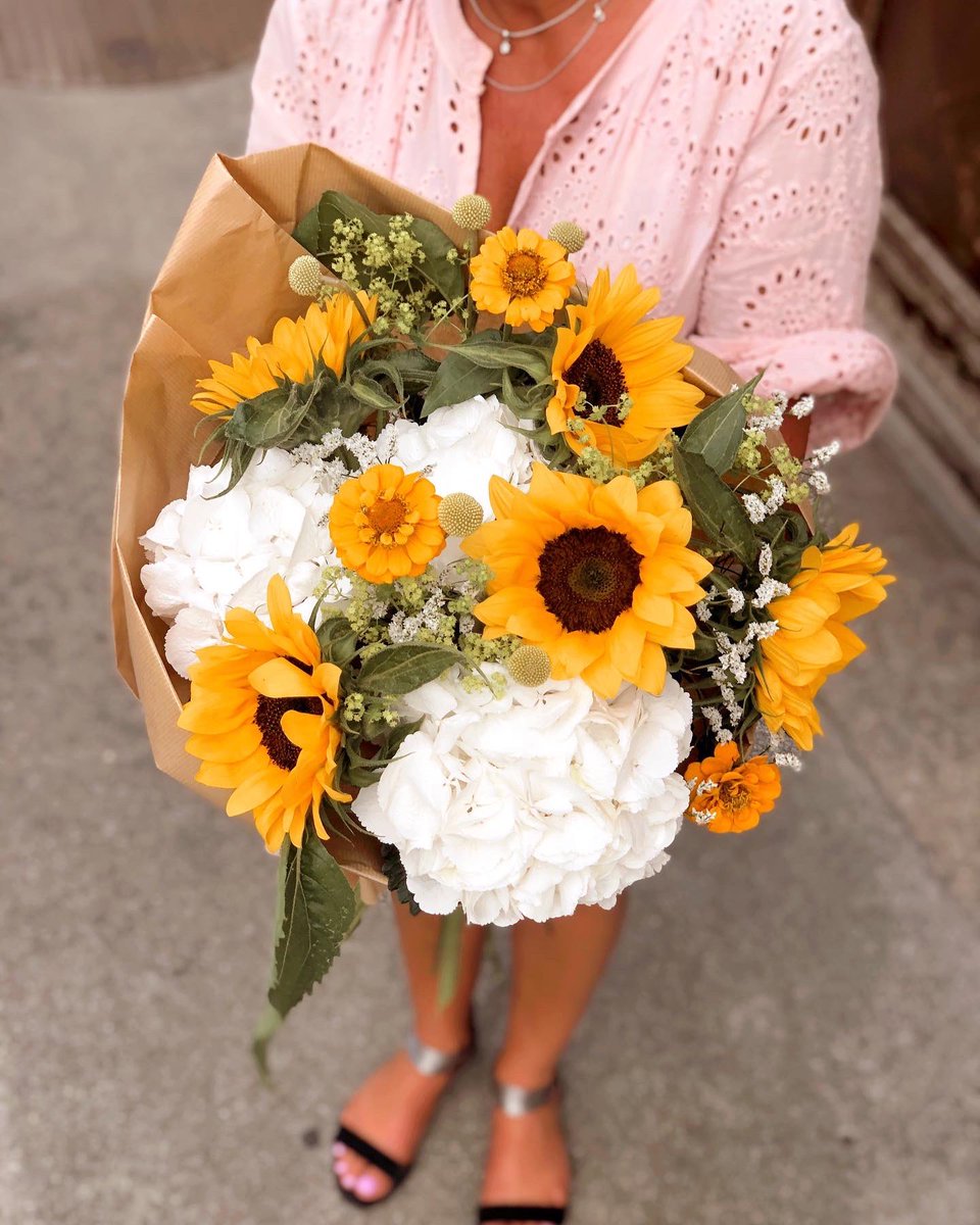 FleuriotFleurs's tweet photo. Could it be a serious case of summer florals addiction? We need retail therapy ASAP! 

#sunflowers #hydrangea #zinnias #tournesols #sonnenblumen #fleuriot #fleuriotfleurs https://t.co/6OKtkdihoj