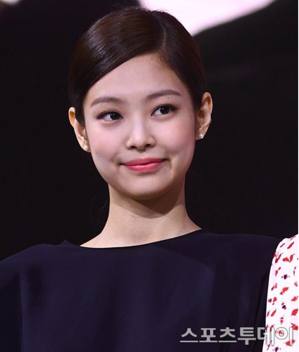 theseoulstory's tweet photo. BLACKPINK Jennie has received casting offer as cameo or supporting role for upcoming HBO American drama 'THE IDOL' and is currently considering

Source: https://t.co/3nTYwoziwj https://t.co/dA0Gp9sci3