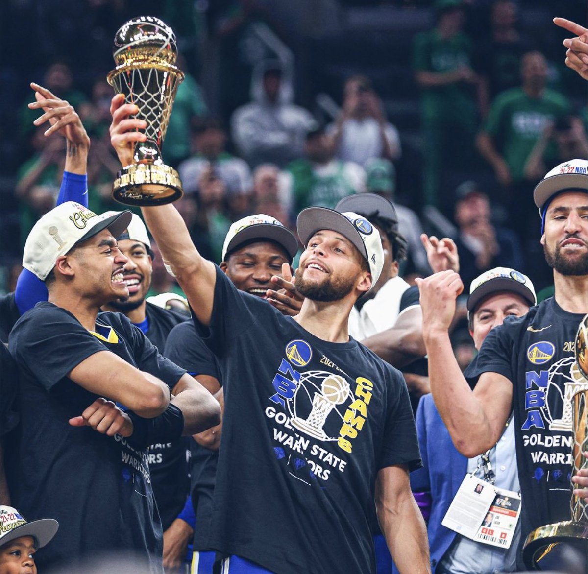 RaczSports's tweet photo. STEPH GETS HIS FINALS MVP 🏆🙌 https://t.co/mVUWaMqcm8