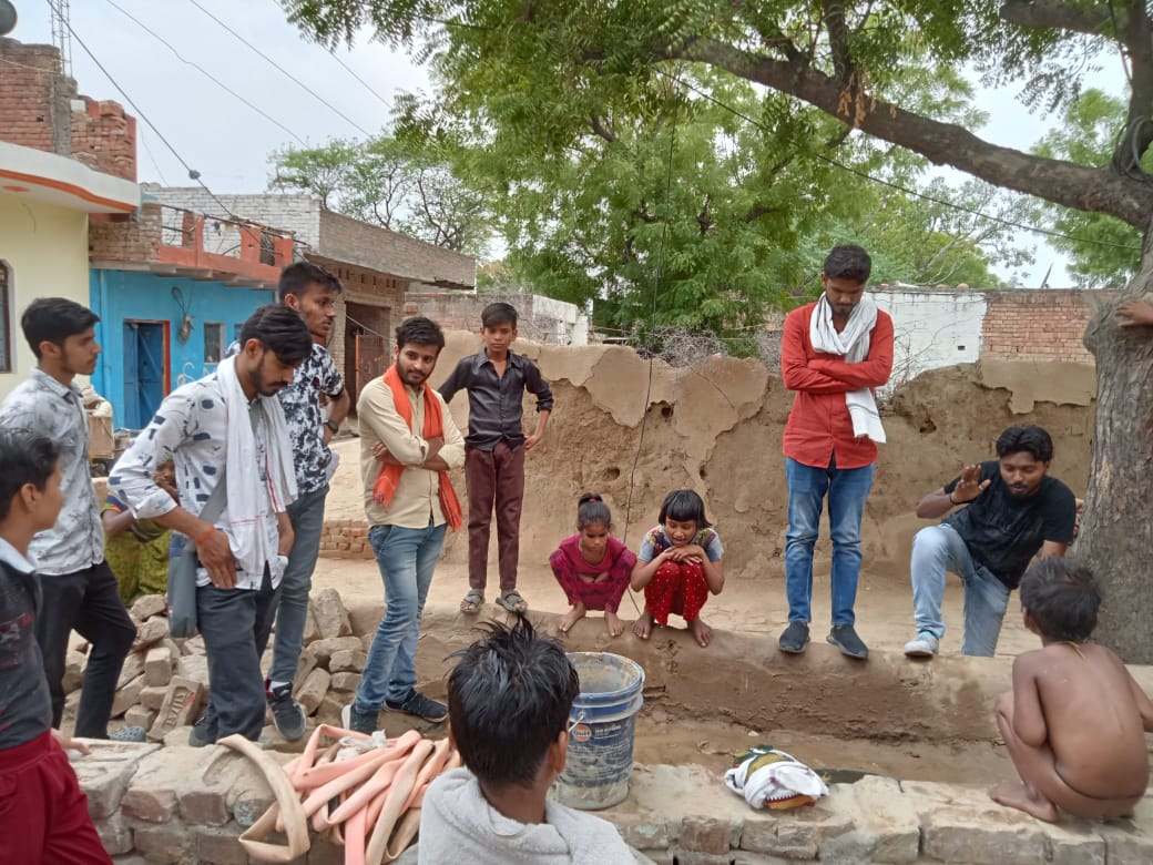 ChPailwar's tweet photo. आज अभाविप आगरा महानगर के कार्यकर्ताओं द्वारा अभियान "सामाजिक अनुभूति" के अंतर्गत विभिन्न ग्रामीण क्षेत्रों में भ्रमण कर स्थानीय लोगों से संवाद स्थापित किया व ग्रामीण जीवन किसानों ,मजदूरों की कार्यशैली, स्थिति आदि विषयों पर शोध किया गया.
#ABVPAgra
#ABVPBraj
#SamajikAnubhutiAbhiyan https://t.co/O17cmAYoFa