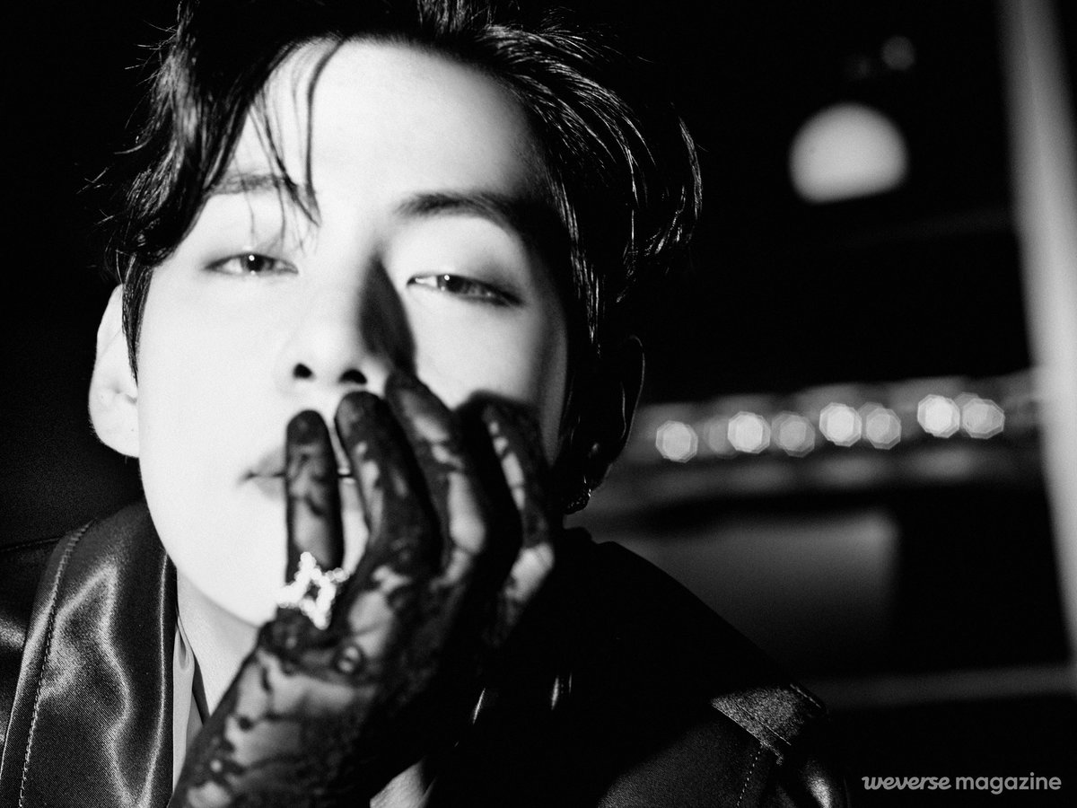 girlwithluv24_'s tweet photo. [Weverse Magazine] V: “I hope I can convey how free I am”
#BTS  Proof release interview

ENG: https://t.co/fG6Hio7lRK https://t.co/IiUdqY0KeF