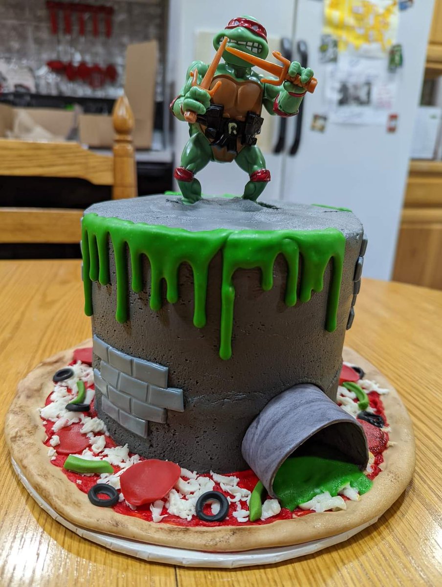 Thenerdymom77's tweet photo. @doc_martin #Tmnt engagement cake, #StrangerThings4 pizza and #LOTR engagement ring, baby we had best proposal ever https://t.co/ckC91jxiR4