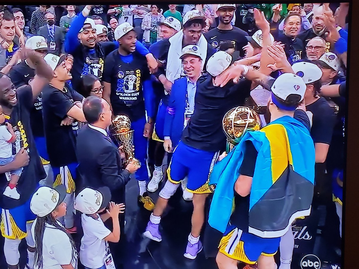 storrkevin's tweet photo. Klay Thompson repping his Bahamian roots with the flag.
#OurBahamas
#242Strong
#KlayThompson
#2022NBAFinals https://t.co/gmHlGgdI5G