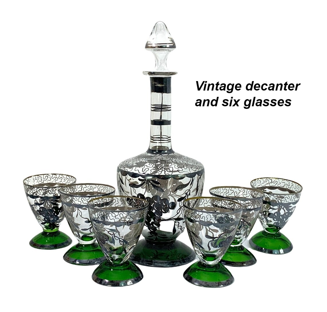 Emerald green and silver trim make this vintage cordial set sparkle!
etsy.me/39ktVAC
#vintagehome #vintagefinds #decanterset #retroserving #vintagebarware #retrobar #vintageglassware #retroserving #vintageseller
