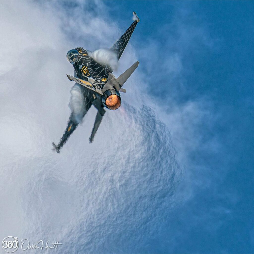 Turn and burn!! @viperdemoteam #FastJetFriday #FighterJetFriday #almostfriday 

#viper #venom #venomf16 #ff #flight #shawafb #20fw #snakeeyes #fullsend #venombite #snakebite #dontbringitweak #sent #snakeskin #jelly #pilotlife #usaf #demo #jelly #jellytim… instagr.am/p/Ce5B0mpsDJV/