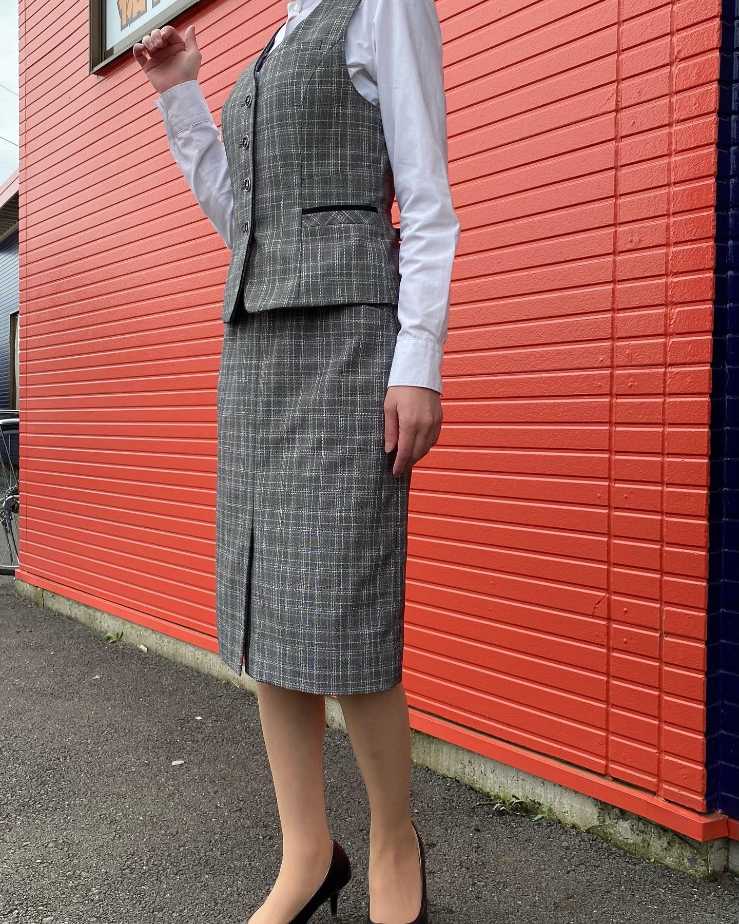 熟女の着衣タイトスカート画像 スッキリしない曇天続きの #群馬県です。 #夏服 くらいは #爽やかコーデ に。#セロリー の今期新作  クラシカルツイードの #ベスト と #タイトスカート 😆ロング丈が今気分☝️キラキラ✨のラメ糸が混じってキレイ。 #かわいいおしゃれなオフィス ...