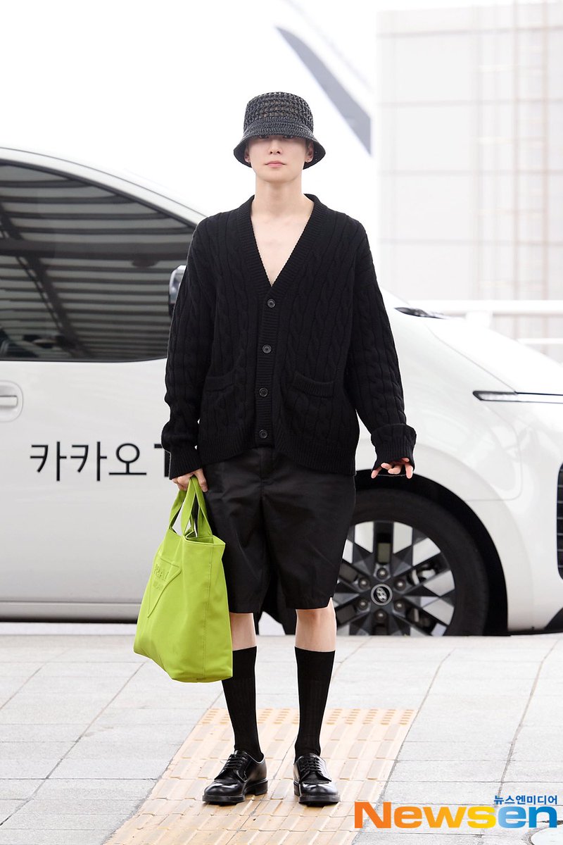 cute photo sequence of monochromatic jaehyun with his neon bag for his flight to Milan

#PradaxJaehyun #JAEHYUN #PradaSS23 <a href="/Prada/">PRADA</a>