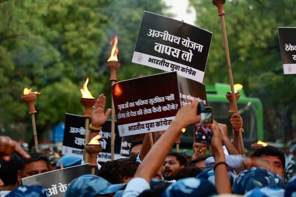 RewaUniversity's tweet photo. अग्निपथ योजना वापस लो! https://t.co/vP0MYzZdzl