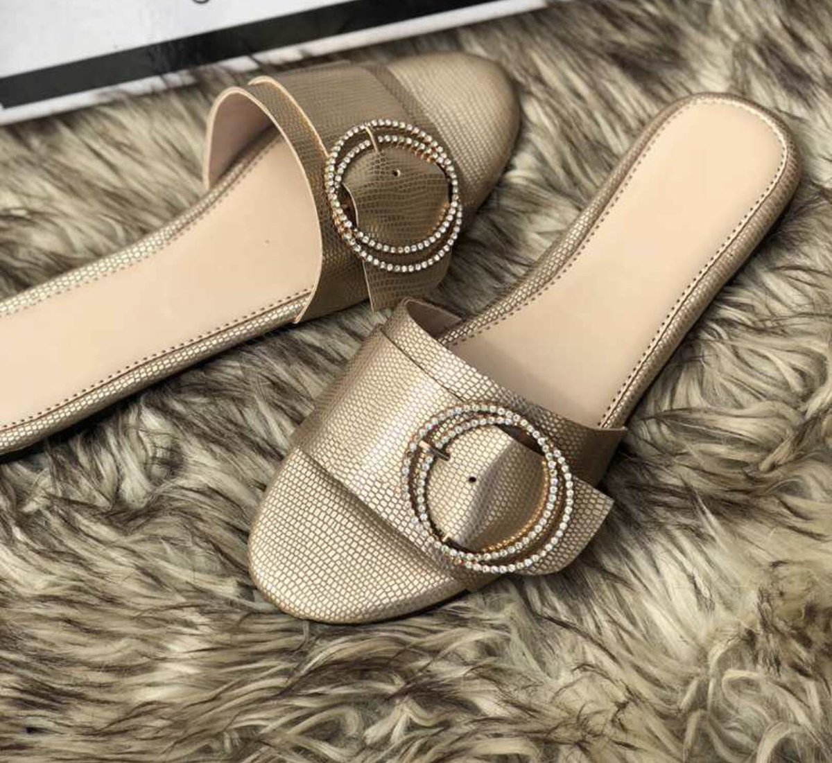 zahrazaria's tweet photo. Good day everyone, please I sell these pretty shoes diff sizes available. 
3500 
kaduna/nationwide delivery 
DanAllah retweet piliss thnkyuu❤️🙏 https://t.co/zWGGDsWQEw