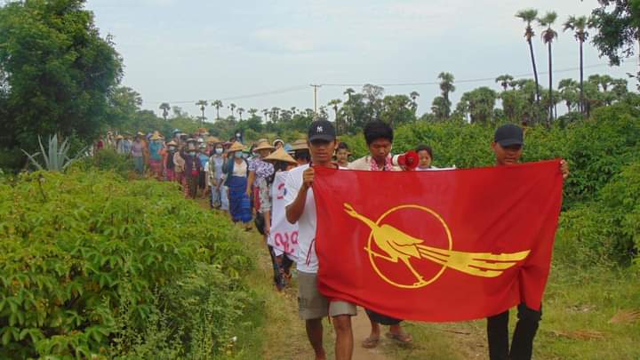 miN13700's tweet photo. Yinmarbin - Salingyi multi-village strike protesters in Sagaing Region continued their 463-day anti-dictatorship protest on June 17, amid the atrocities of junta troops.

#FreezePaymentsToJunta
#NoExemption
#2022June17Coup
#WhatsHappeninglnMyanmar https://t.co/2VPEXBfSZG