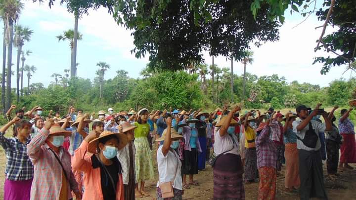miN13700's tweet photo. Yinmarbin - Salingyi multi-village strike protesters in Sagaing Region continued their 463-day anti-dictatorship protest on June 17, amid the atrocities of junta troops.

#FreezePaymentsToJunta
#NoExemption
#2022June17Coup
#WhatsHappeninglnMyanmar https://t.co/2VPEXBfSZG