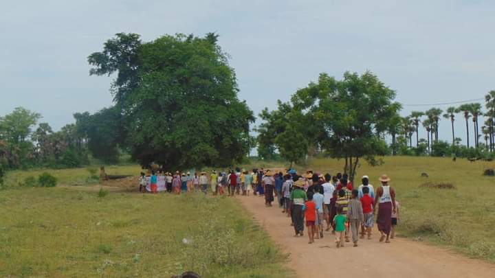 Yinmarbin - Salingyi multi-village strike protesters in Sagaing Region continued their 463-day anti-dictatorship protest on June 17, amid the atrocities of junta troops.

#FreezePaymentsToJunta
#NoExemption
#2022June17Coup
#WhatsHappeninglnMyanmar