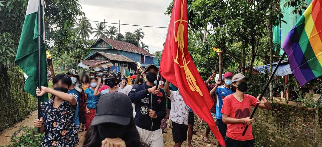 minn_robert's tweet photo. Jun 16,2022
Junta's troops burn several homes in Launglon Town, Dawei.

Launglon strikes are still peaceful protesting against junta.

(Inte envoys need to see the true situation on ground. People have fully rights to defend themselves. (1/2) https://t.co/Qgt3XIkoxv