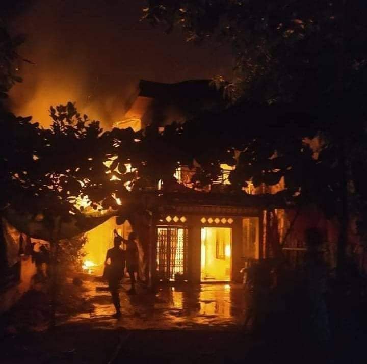 minn_robert's tweet photo. Jun 16,2022
Junta's troops burn several homes in Launglon Town, Dawei.

Launglon strikes are still peaceful protesting against junta.

(Inte envoys need to see the true situation on ground. People have fully rights to defend themselves. (1/2) https://t.co/Qgt3XIkoxv