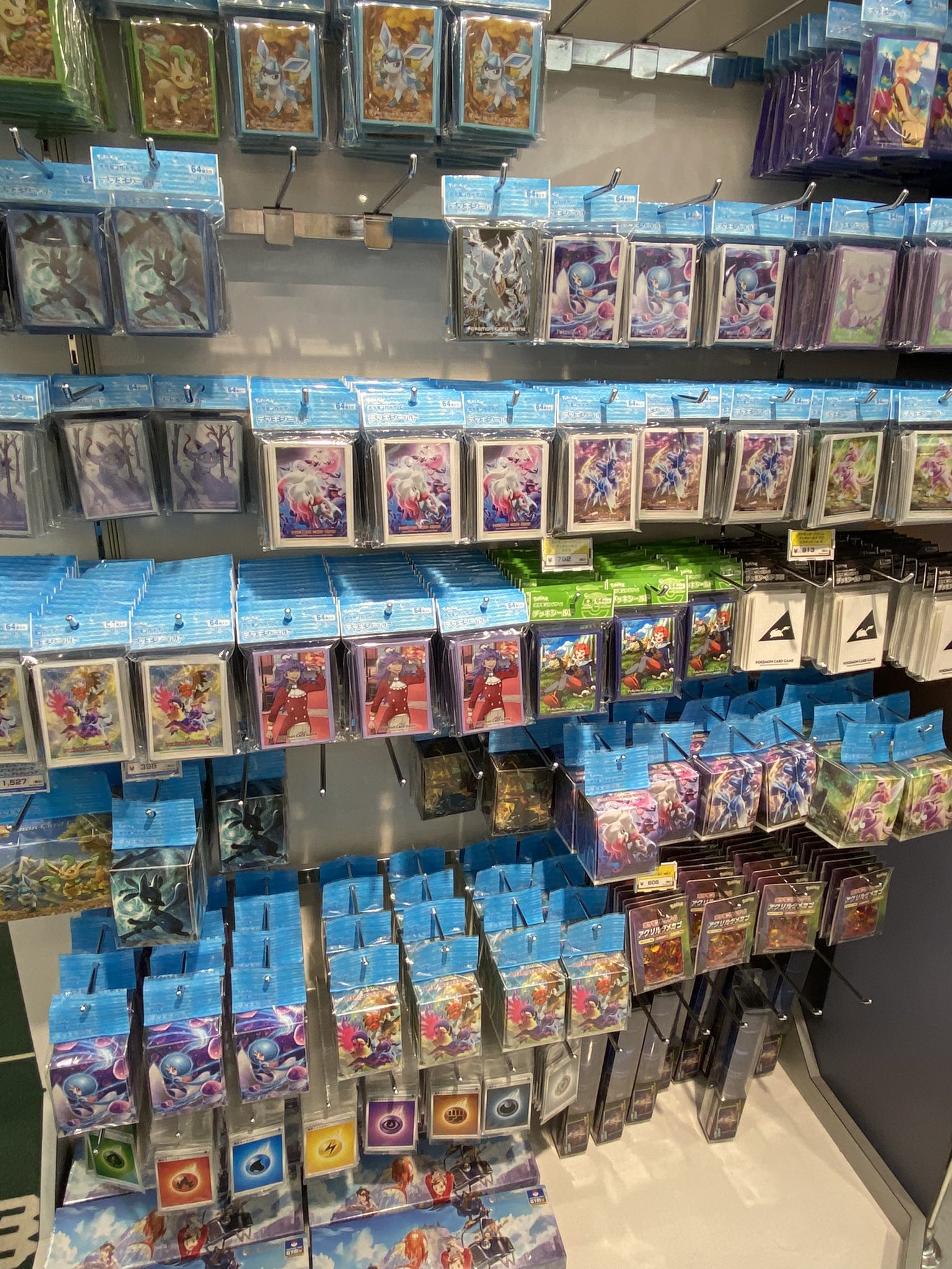 毎日紹介 ポケモンカード紹介 旧裏好き ポケモンセンターナゴヤ情報 混雑してたので一枚 スターバース 色違いリザードンカードファイルなどはまだありましたが 他カードサプライは結構減ってます ポケgoのスリーブやデッキケースは他のお店にもあり