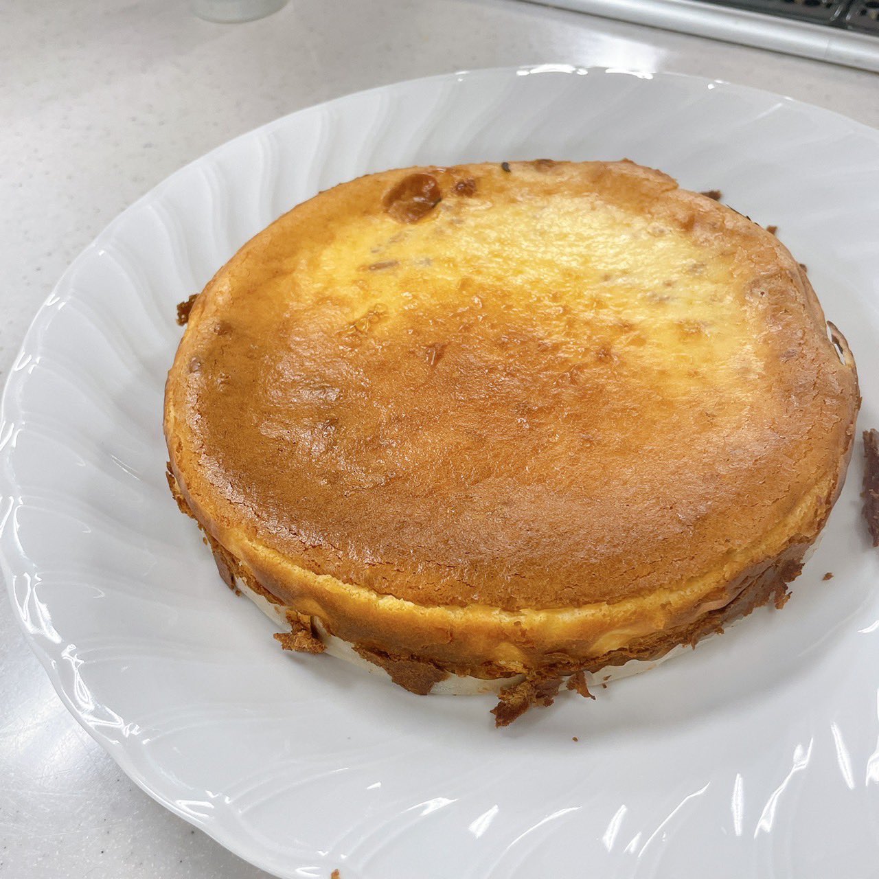 Dolce 今回の制作はチーズケーキです 土台のクッキー生地はビスケットとバターを使って作り チーズケーキの生地はクリーム チーズと生クリームを使ったものになっています チーズに合うオレオを載せて焼いた班もありました T Co
