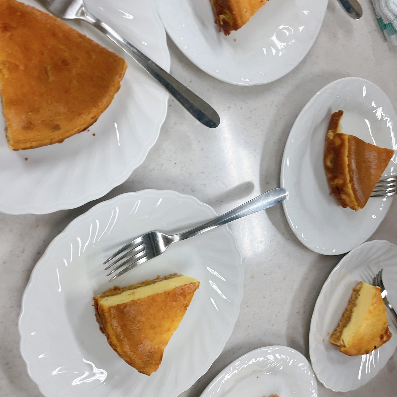 تويتر Dolce على تويتر 今回の制作はチーズケーキです 土台のクッキー生地はビスケットとバターを使って作り チーズケーキ の生地はクリームチーズと生クリームを使ったものになっています チーズに合うオレオを載せて焼いた班もありました T Co