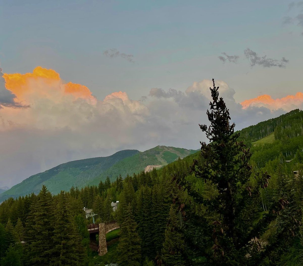 JenniferBroome's tweet photo. Tonight’s sunset went on forever. What a view from @AntlersVail @vailmtn #cowx #sunset https://t.co/qIERNAzf8o