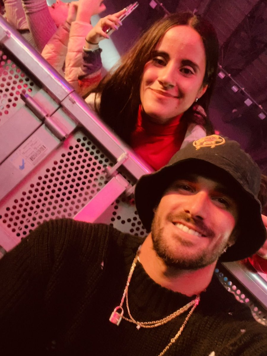 SolDevia's tweet photo. Fui por cobre al show de Tini y me lleve oro con un campeón d América @rodridepaul https://t.co/ryHqOrZgjv