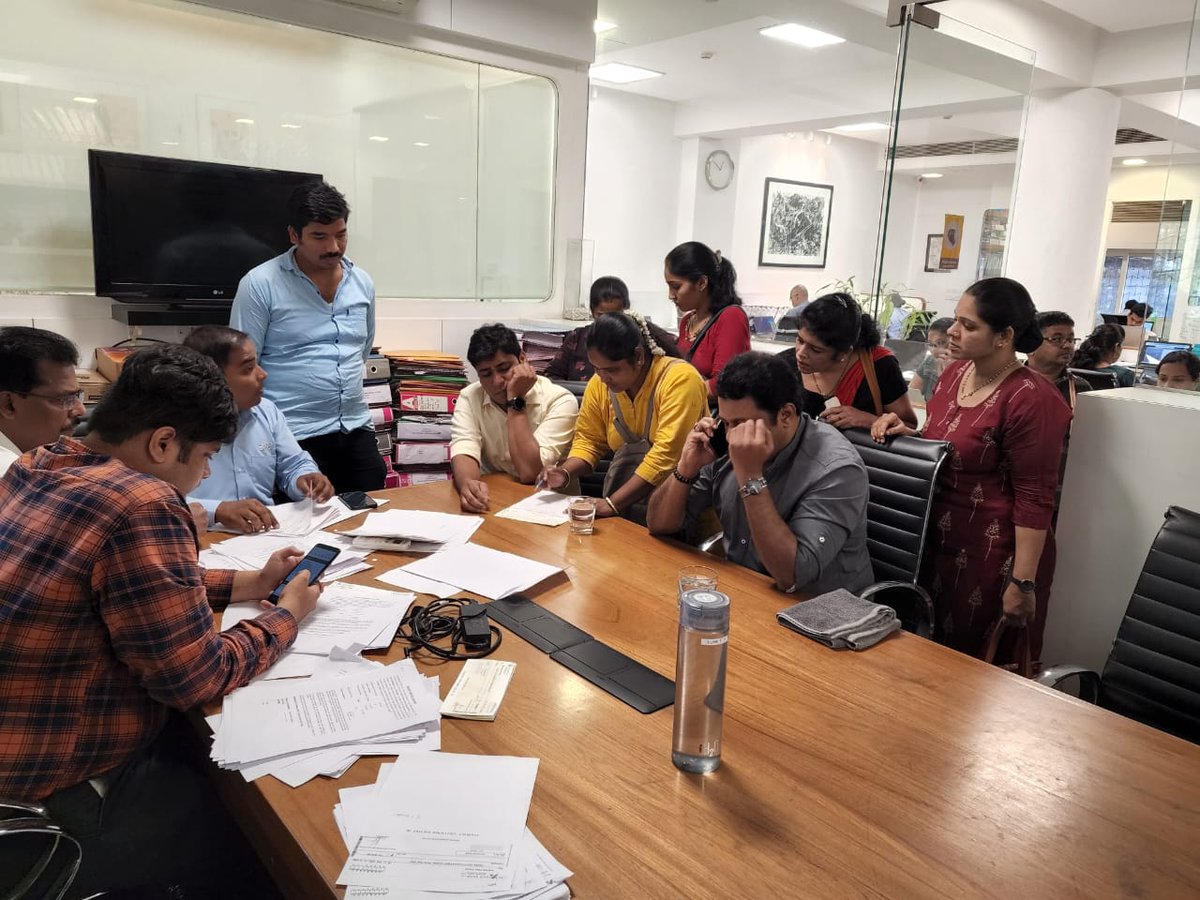 rane_gajanan's tweet photo. 120 कामगारांना त्यांचे हक्काची देणी मिळवून दिली #ICICIprudential येथे #SILA कंत्राटदार कामगारांची कायदेशीर देणी देत नव्हता SILAच्या कार्यालयात जाऊन सर्व कामगारांना त्यांची 30 लाखाची देणी देण्यास भाग पाडले
#मनसेअधिकृत #RajThackeray #साहेब #AmitThackeray #शिवतीर्थ #श्रमिकगड #मनसे https://t.co/t5BdFgGpaP