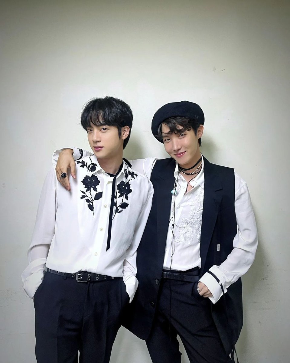 Siapa paling bucin? <a href="/gimsoekjin/">진</a> 

Ya tentu saja <a href="/howseokj/">Hoseok, Jung.</a> 😁☝️
