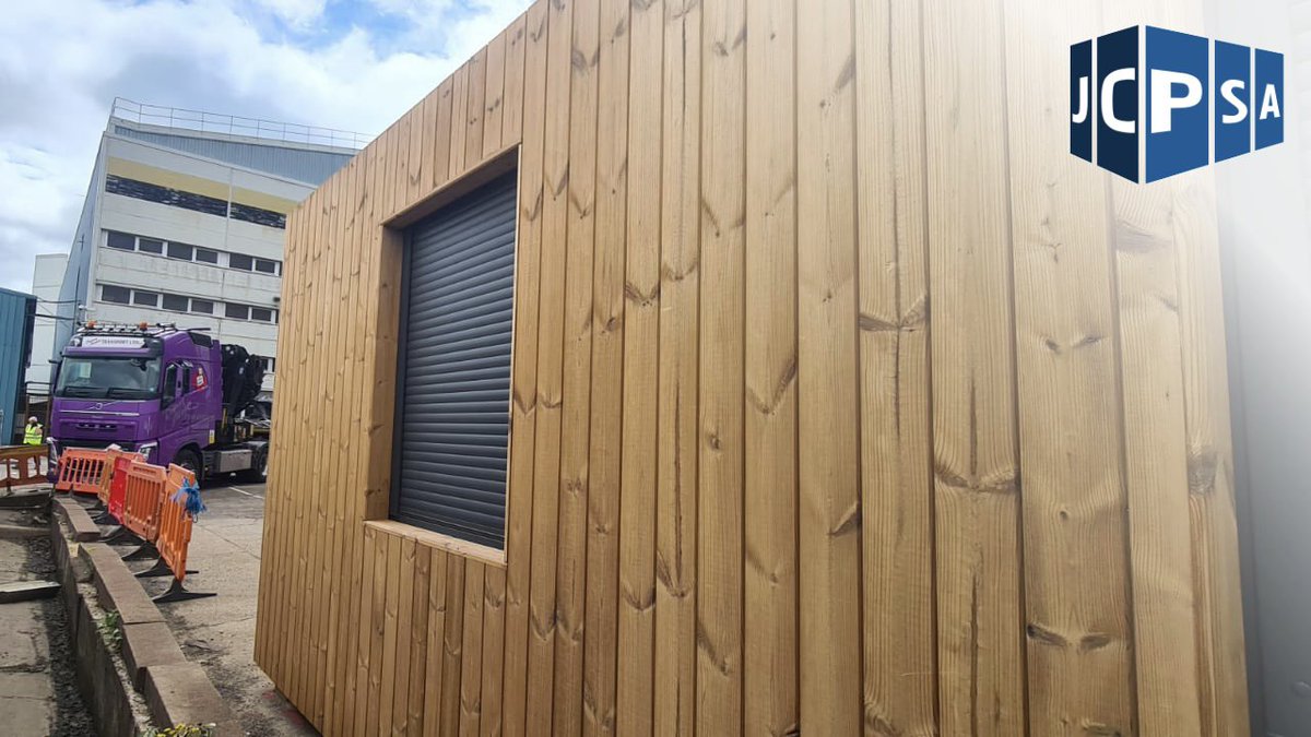 jcpsaltd's tweet photo. Flawless delivery and install for a striking timber clad 24ft x 20ft 3-Bay #modularbuilding 🚚🏗 Refurbished to the customers needs, we converted these pre-loved units into the perfect #modularoffice #siteoffice space.

#construction #jcpsa #portablebuilding #portablecabin https://t.co/Y9OL9sze80