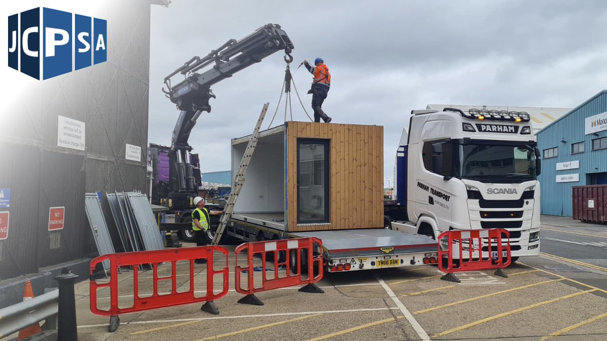 jcpsaltd's tweet photo. Flawless delivery and install for a striking timber clad 24ft x 20ft 3-Bay #modularbuilding 🚚🏗 Refurbished to the customers needs, we converted these pre-loved units into the perfect #modularoffice #siteoffice space.

#construction #jcpsa #portablebuilding #portablecabin https://t.co/Y9OL9sze80
