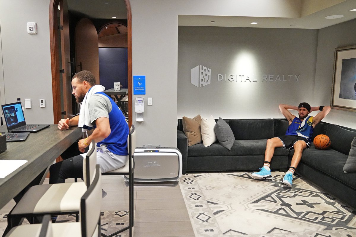 Sempre lembrem do fato que Stephen Curry foi campeão da NBA enquanto fazia o seu TCC