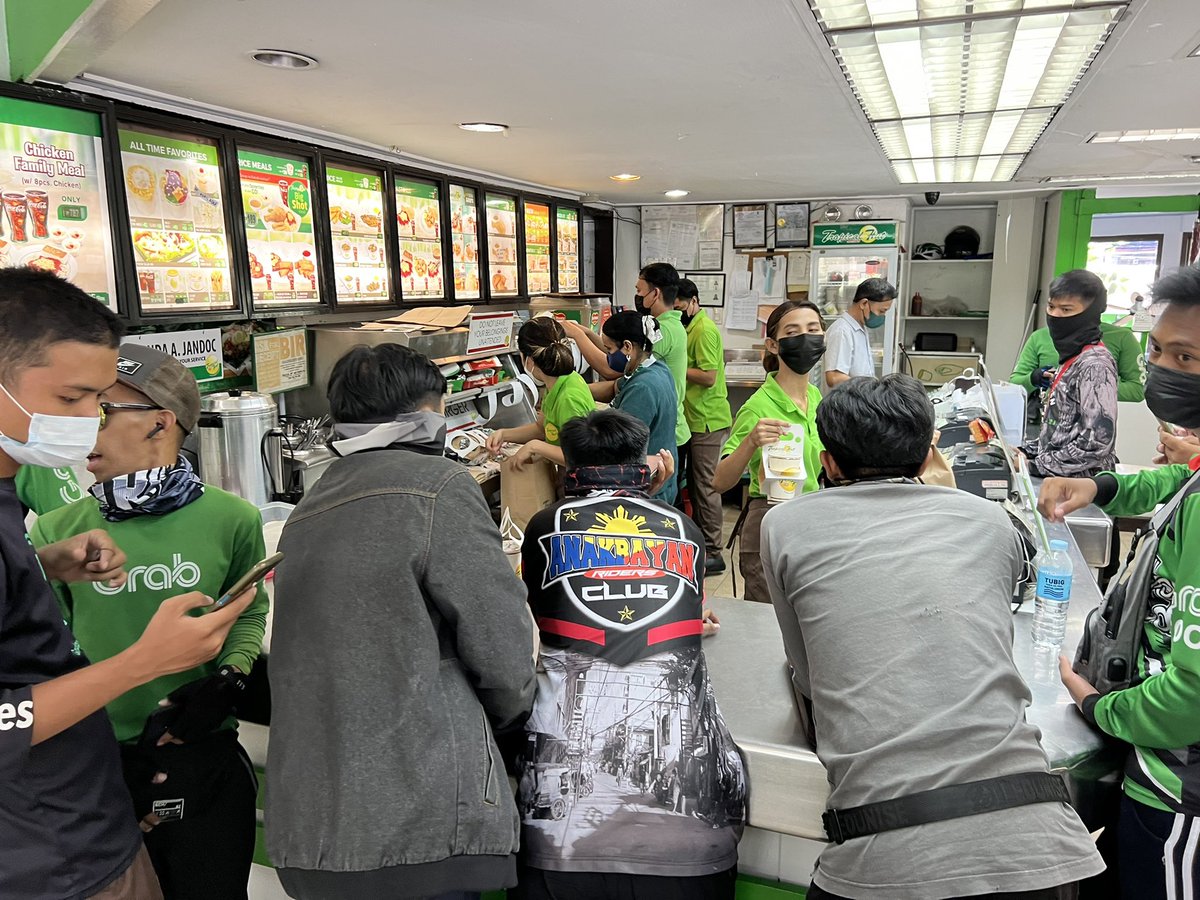 tammydavid's tweet photo. To those who ordered from the Tropical Hut Makati branch… be kind 🍔☀️ https://t.co/c5hhAZpBjL