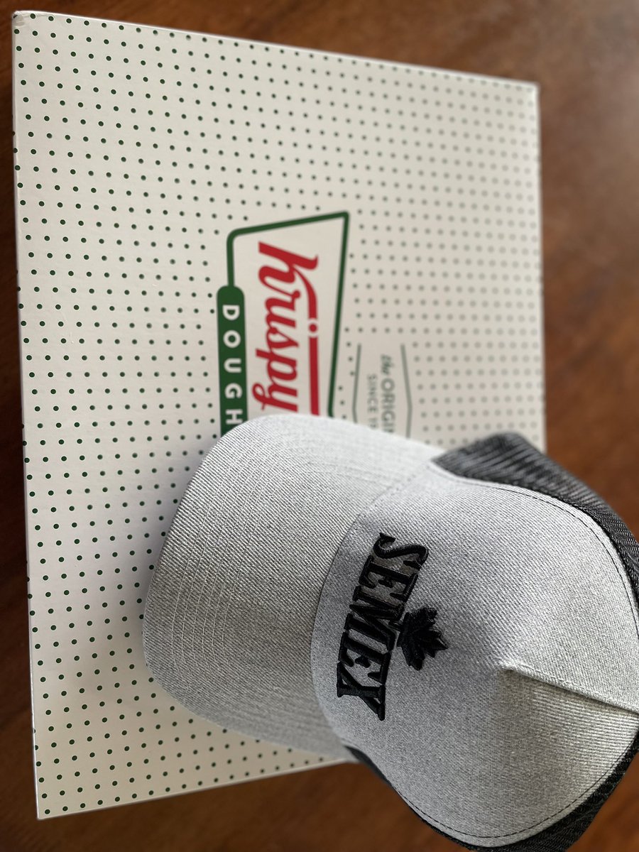BOW_Angus's tweet photo. @semexbeefaus coming through with the goods again!! ๐คค
We did talk bulls and looked at Montana Elevation progeny as well ๐
Thanks for the visit Cam and Vaughn
#semex #elevationprogeny #cantbeatdonuts #bulloakwellangus #welcomeanytime #boysarehappywithhats #bosshappywithdonuts https://t.co/dzQVbDg2Dr