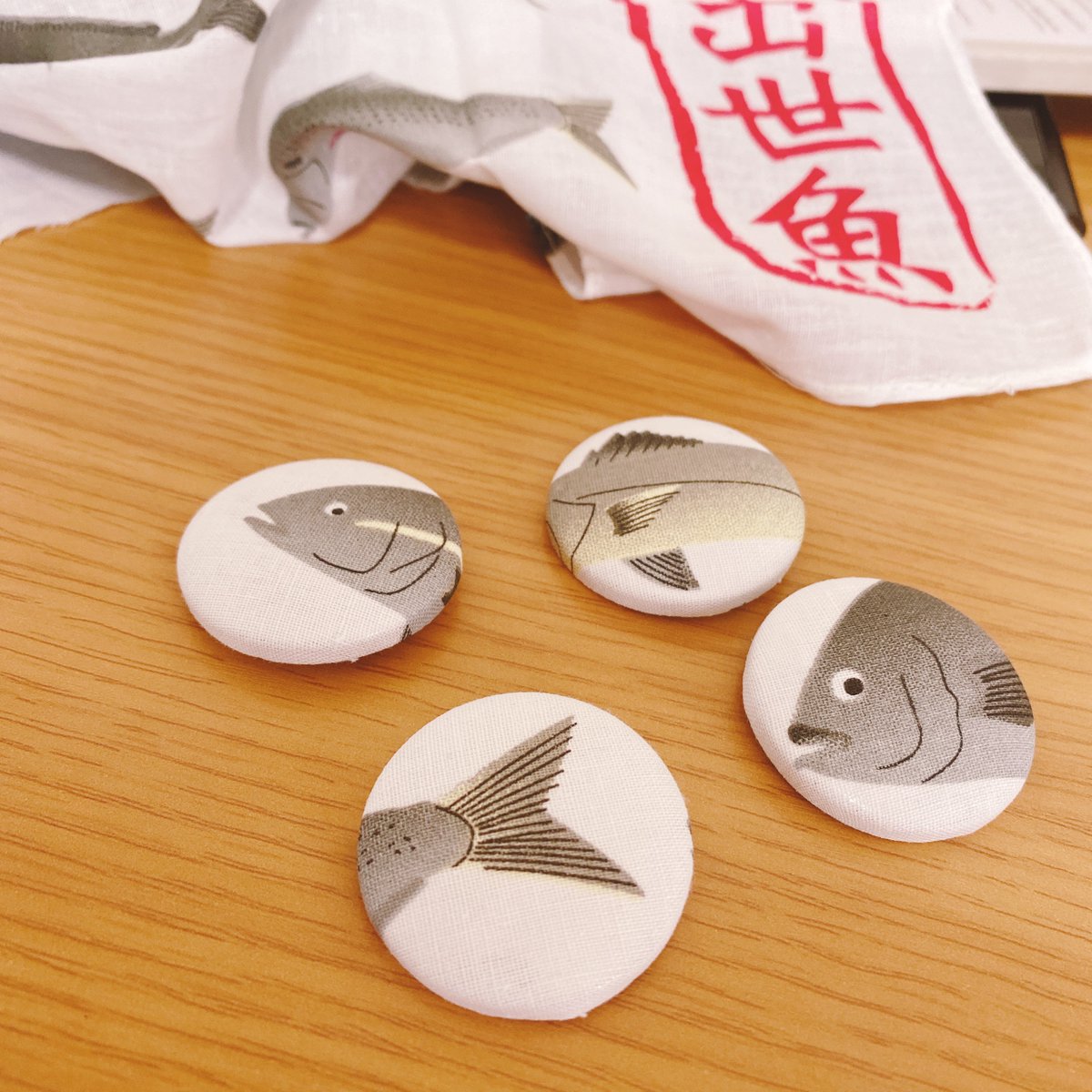 mco_wh's tweet photo. ぎょぎょぎょ。。
しゅっせうおだぎょ。。

#ハンドメイド 
#くるみボタン　
#缶バッジ https://t.co/6eq6ZQvzbA