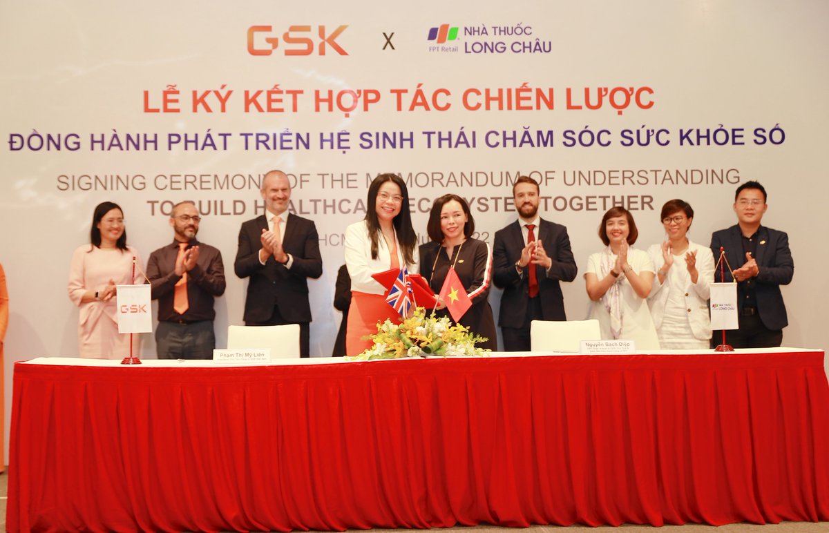 UKinVietnam's tweet photo. Fantastic to see new, evolving partnerships between 🇬🇧 &amp; 🇻🇳 businesses with the MOU signing on building #healthcare ecosystem between @GSK &amp; FPT Long Chau. 🇬🇧 is committed to supporting 🇻🇳 in tackling challenges in healthcare industry. @Sam_J_Wood https://t.co/uui5v0oKtl