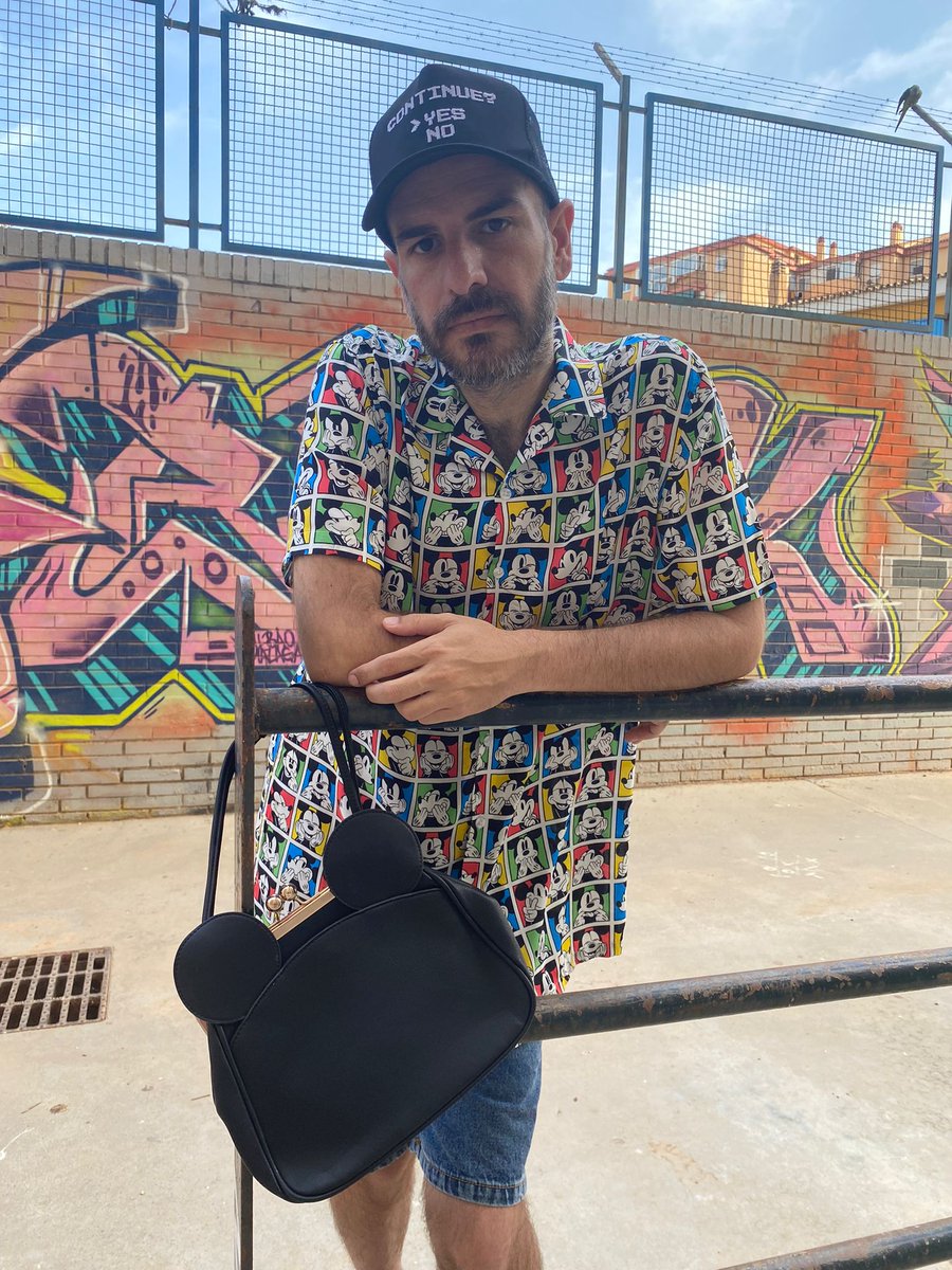 miguelgescritor's tweet photo. Da igual los años que tengas, vístete cómo a ti te guste y como tú te sientas cómodo. La edad solo es un número. Buenos días!! #loshombresllevanbolso #mickey #MickeyMouse #ropadisney https://t.co/CCAo5IRkst