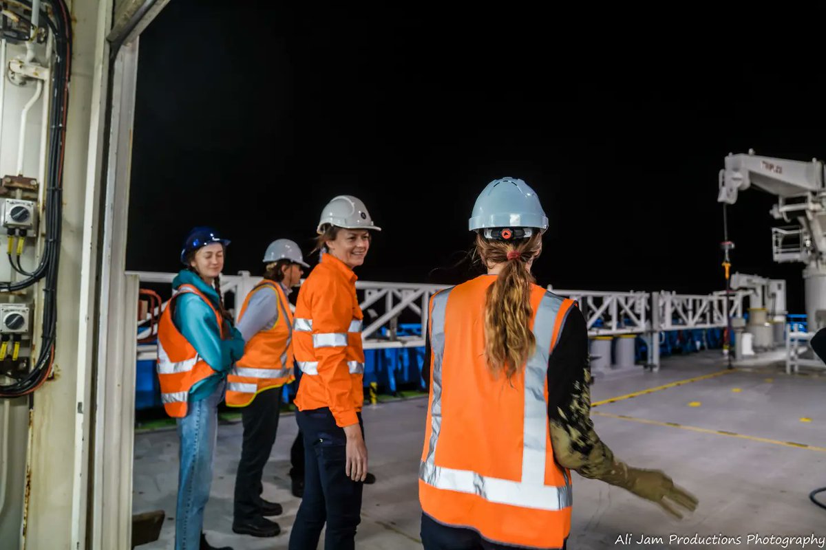 AliJamMedia's tweet photo. Mud! 🤎🌊🚢

Feat. @Rubyhammond_ @DrHannahPower , @DrKendallM &amp; the @UON_research @Uni_Newcastle &amp; @Sydney_Uni @sydneyunigeo #marine #geology #science #team on the @CSIRO #investigator #vessel traveling along the #Australian #eastcoast #continentalshelf https://t.co/zVXR4oZh3C