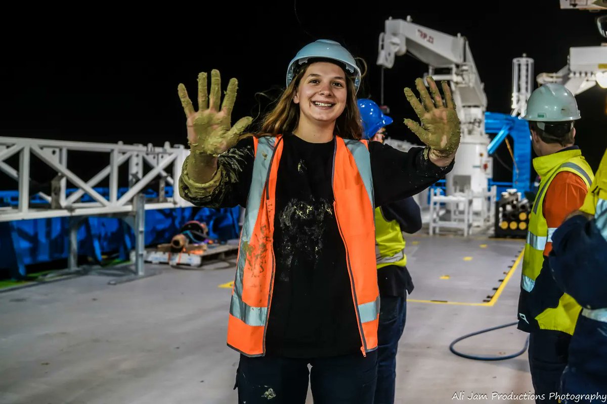 AliJamMedia's tweet photo. Mud! 🤎🌊🚢

Feat. @Rubyhammond_ @DrHannahPower , @DrKendallM &amp; the @UON_research @Uni_Newcastle &amp; @Sydney_Uni @sydneyunigeo #marine #geology #science #team on the @CSIRO #investigator #vessel traveling along the #Australian #eastcoast #continentalshelf https://t.co/zVXR4oZh3C