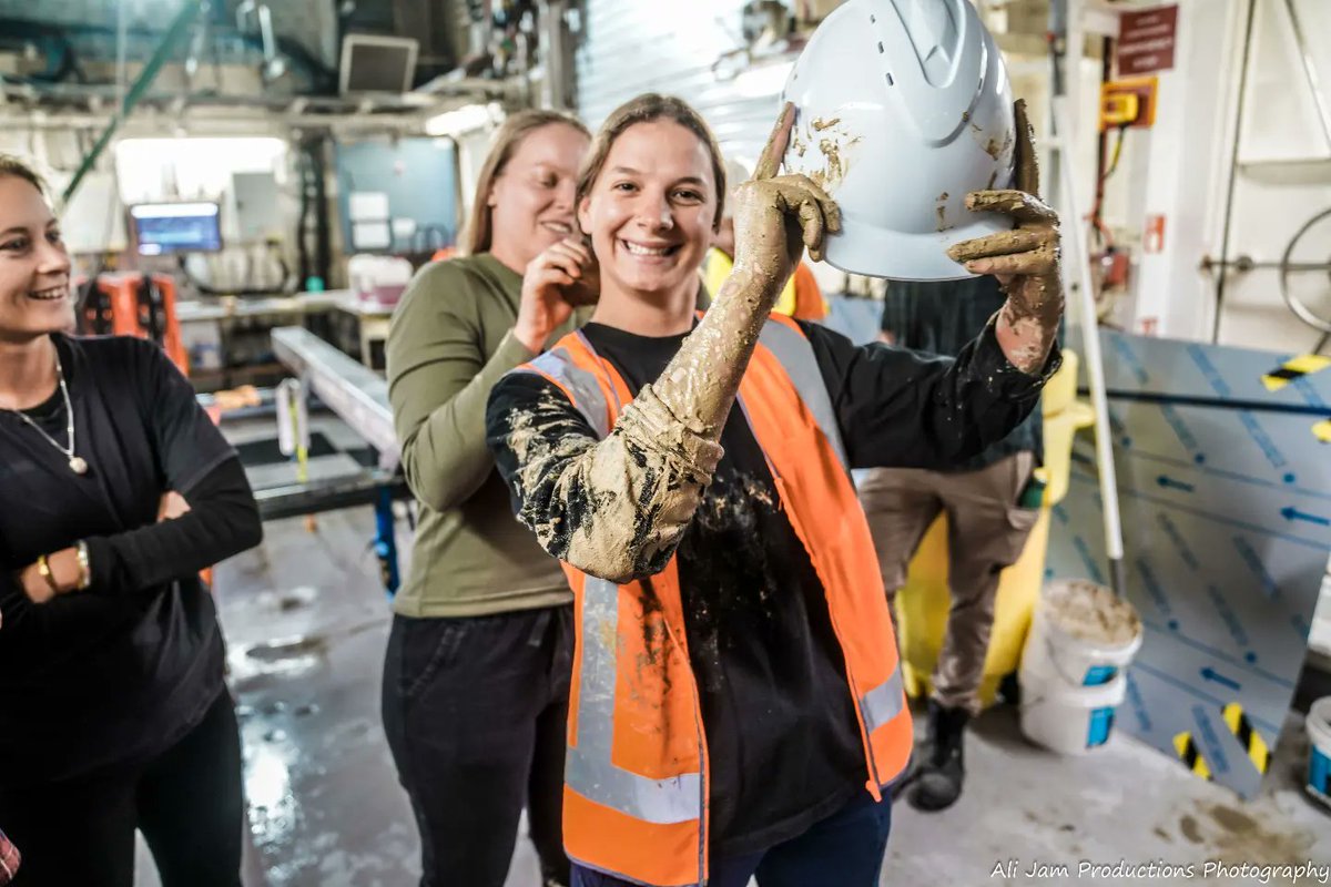 AliJamMedia's tweet photo. Mud! 🤎🌊🚢

Feat. @Rubyhammond_ @DrHannahPower , @DrKendallM &amp; the @UON_research @Uni_Newcastle &amp; @Sydney_Uni @sydneyunigeo #marine #geology #science #team on the @CSIRO #investigator #vessel traveling along the #Australian #eastcoast #continentalshelf https://t.co/zVXR4oZh3C