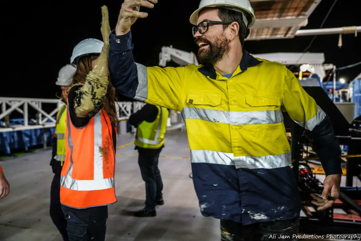 AliJamMedia's tweet photo. Mud! 🤎🌊🚢

Feat. @Rubyhammond_ @DrHannahPower , @DrKendallM &amp; the @UON_research @Uni_Newcastle &amp; @Sydney_Uni @sydneyunigeo #marine #geology #science #team on the @CSIRO #investigator #vessel traveling along the #Australian #eastcoast #continentalshelf https://t.co/zVXR4oZh3C