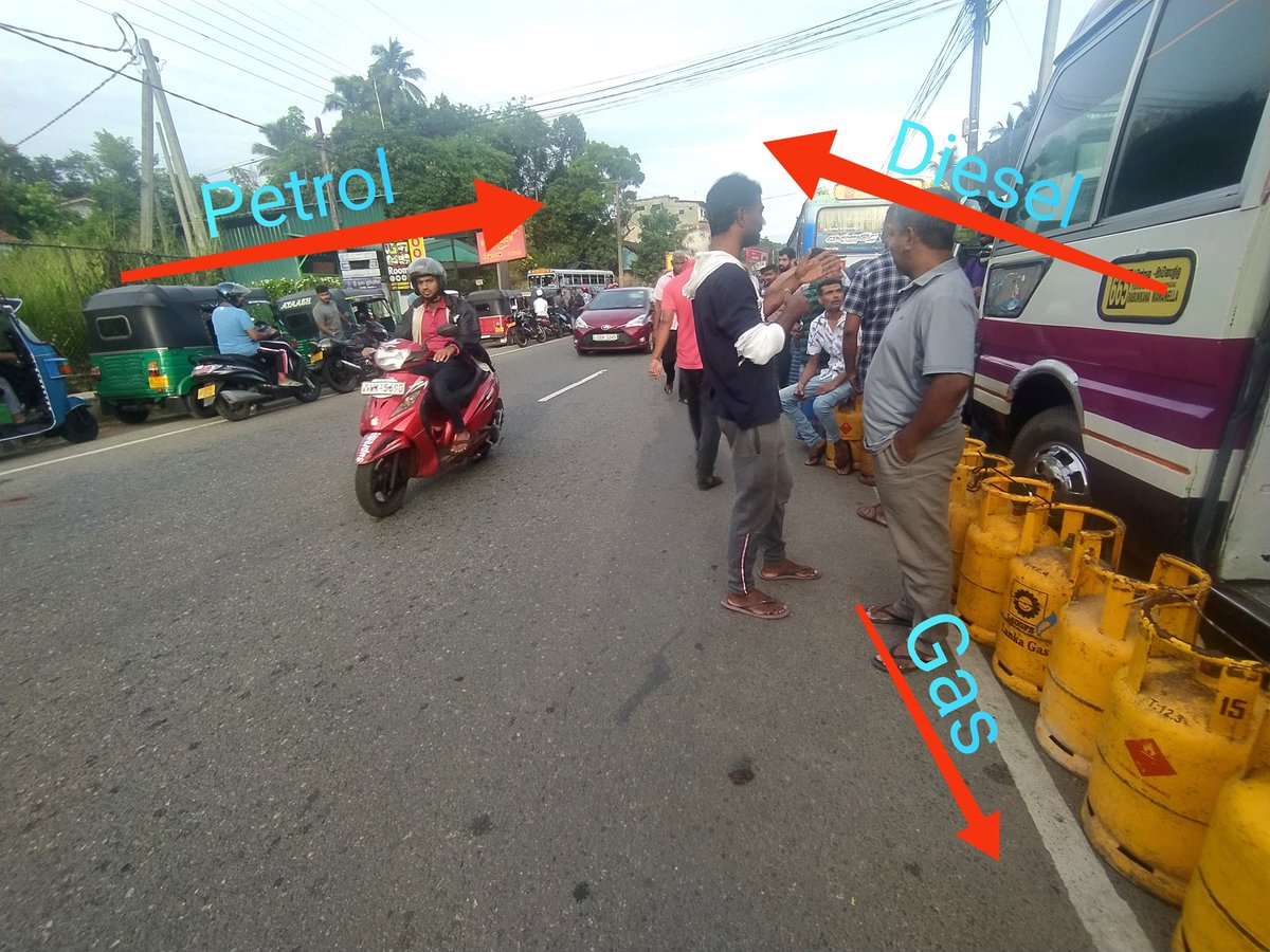 FarhadMMAF's tweet photo. Mawanella (17.06.2022) 🙆🏽‍♂️😁

#Mawanella #lka #SriLanka 
#fuelcrisis #gas https://t.co/Gg4UcWa0gm