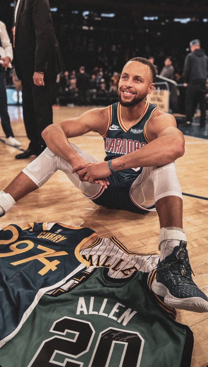 6toHombreLATAM's tweet photo. Jaja, todos estos fotones en la misma temporada. Disfrutemos de Stephen Curry. https://t.co/2AvFHra67S