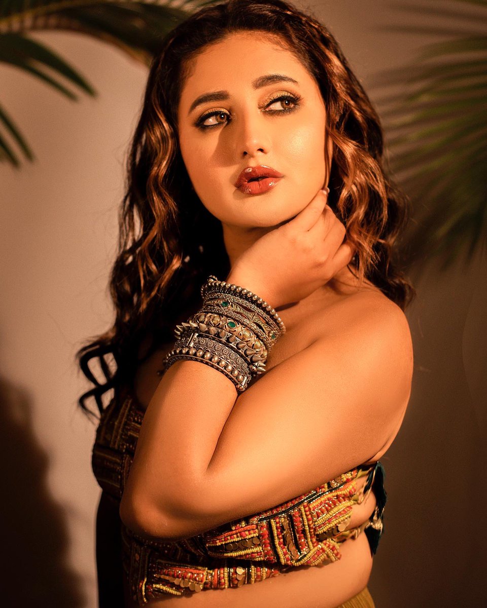 TheRashamiDesai's tweet photo. Dream’s , Drama’s and lots of Dare’s ✨❣️ #Queening 👸🏻 

For more : https://t.co/wWDuVkb7di https://t.co/kyXLBzOcsL