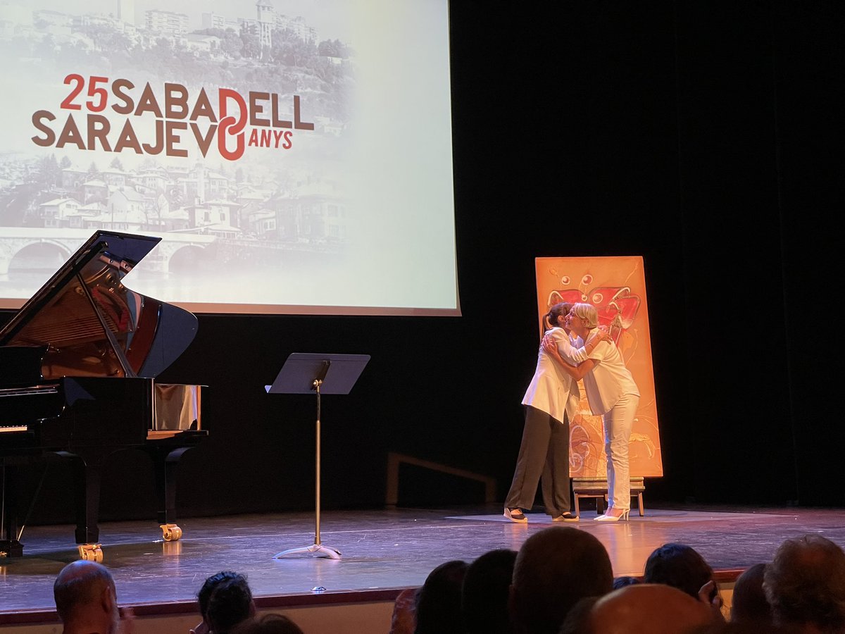 EricHauck's tweet photo. Molts dels sabadellencs que van fer el primer viatge institucional a Sarajevo el 1997, i alguns dels sarajevians acollits a Catalunya, es van retrobar anit al #TeatrePrincipal @MargeticAnja i @socmartafarres es van comprometre a cuidar “les roses de Sarajevo #Werens #NeverForget https://t.co/jBOgiAMohn