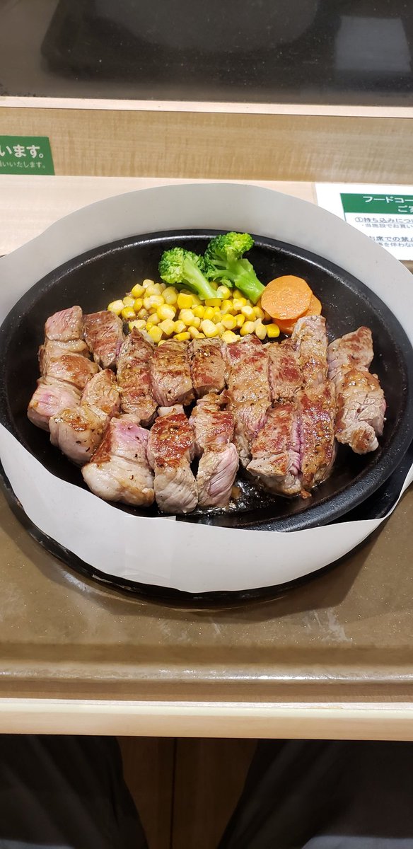 CazooEnduro's tweet photo. たんぱく質を求めて武蔵ハンバーグへ

ワイルドステーキ400g 1980円也。。。
変な弾力とボソボソ感
こりゃスーパーの肉のが旨い思うんは俺だけかのう😬 https://t.co/jaq31Uq8uQ
