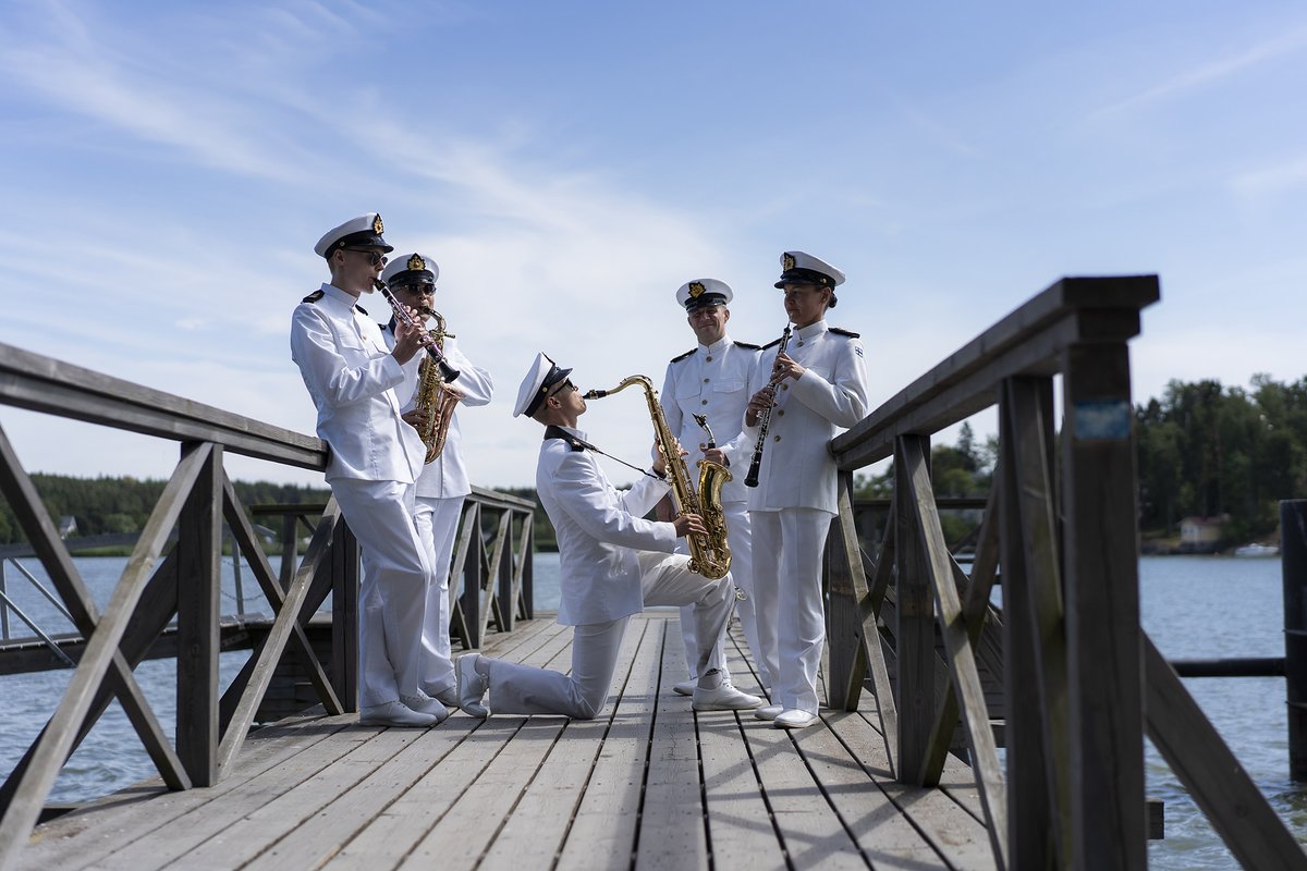 🎵Tänään pe #Laivastonsoittokunta esiintyy klo 14 Espan lavalla. 🎷

🥁 Ennen konserttia #vartioparaati’kulkue lähtee klo 12.30 #Senaatintori'lta. Ja ennen sitä nähdään ensiesitys Laivaston soittokunnan uudesta kuviomarssista.

hel.fi/uutiset/fi/hel…

#Helsinki #kesä <a href="/espanlava/">Espan lava</a>