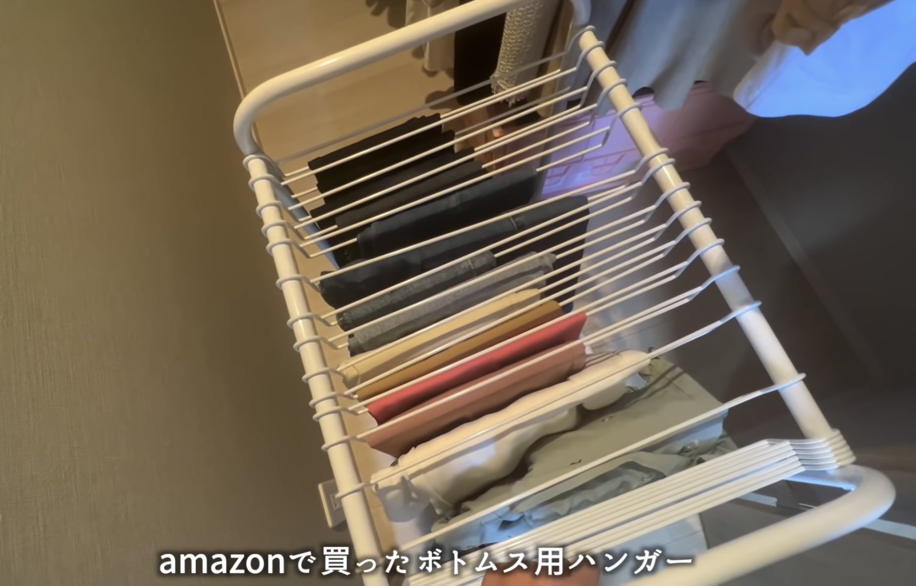 りび 吉田朱里ちゃんがyoutubeで紹介してたボトムス用ハンガー最強な気がする キャスター付きだし場所取らないの強い 買う T Co Hfle9tibon Twitter