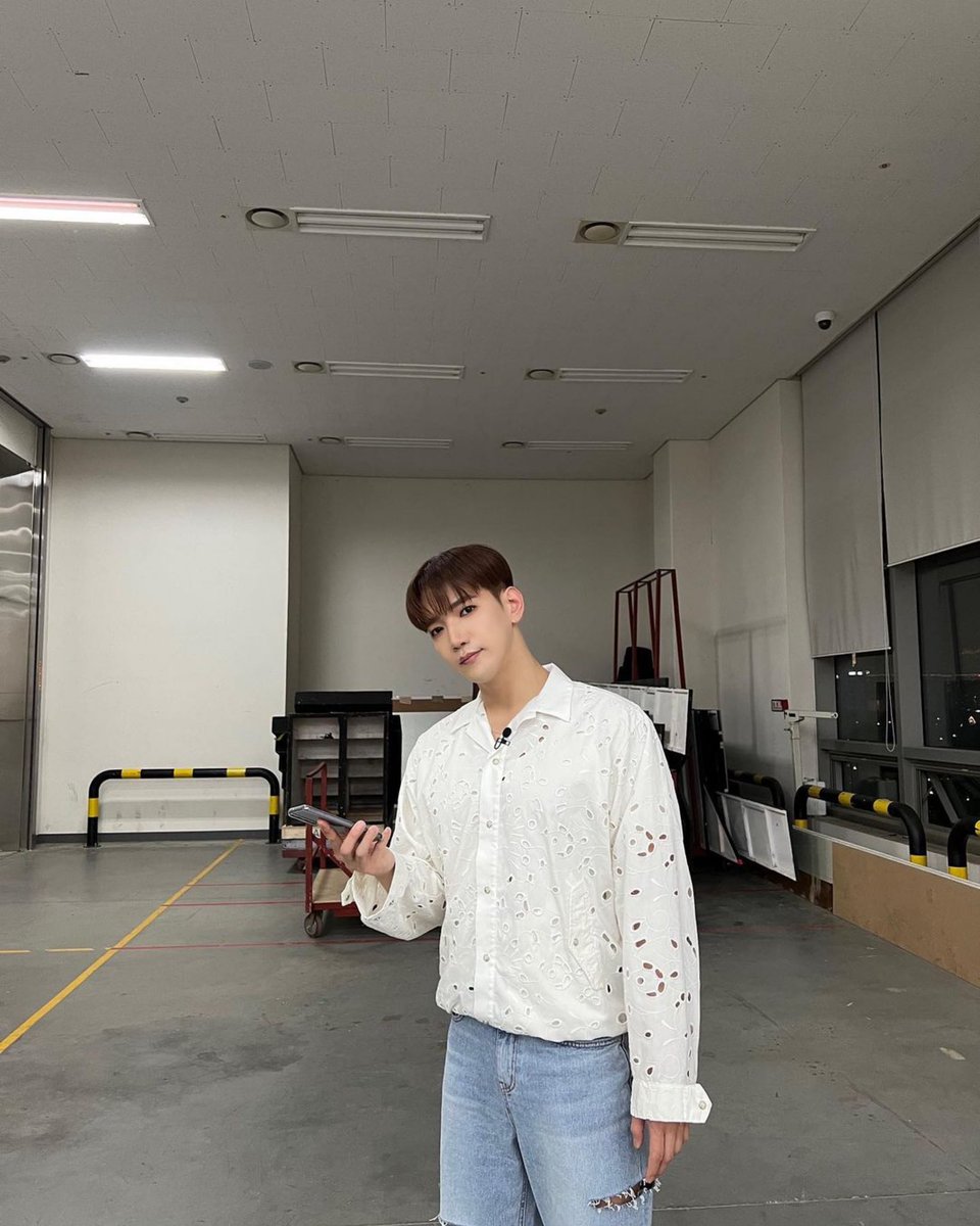 2PM_Spain's tweet photo. [IG #2PM] 

Las tizas también deben haber querido ir sobre la enorme espalda de Ming 🧑‍🏫👼

#NoCabeDuda #SentimosLoMismo💗

https://t.co/GXd2hvajlR https://t.co/kFGraIhfiY