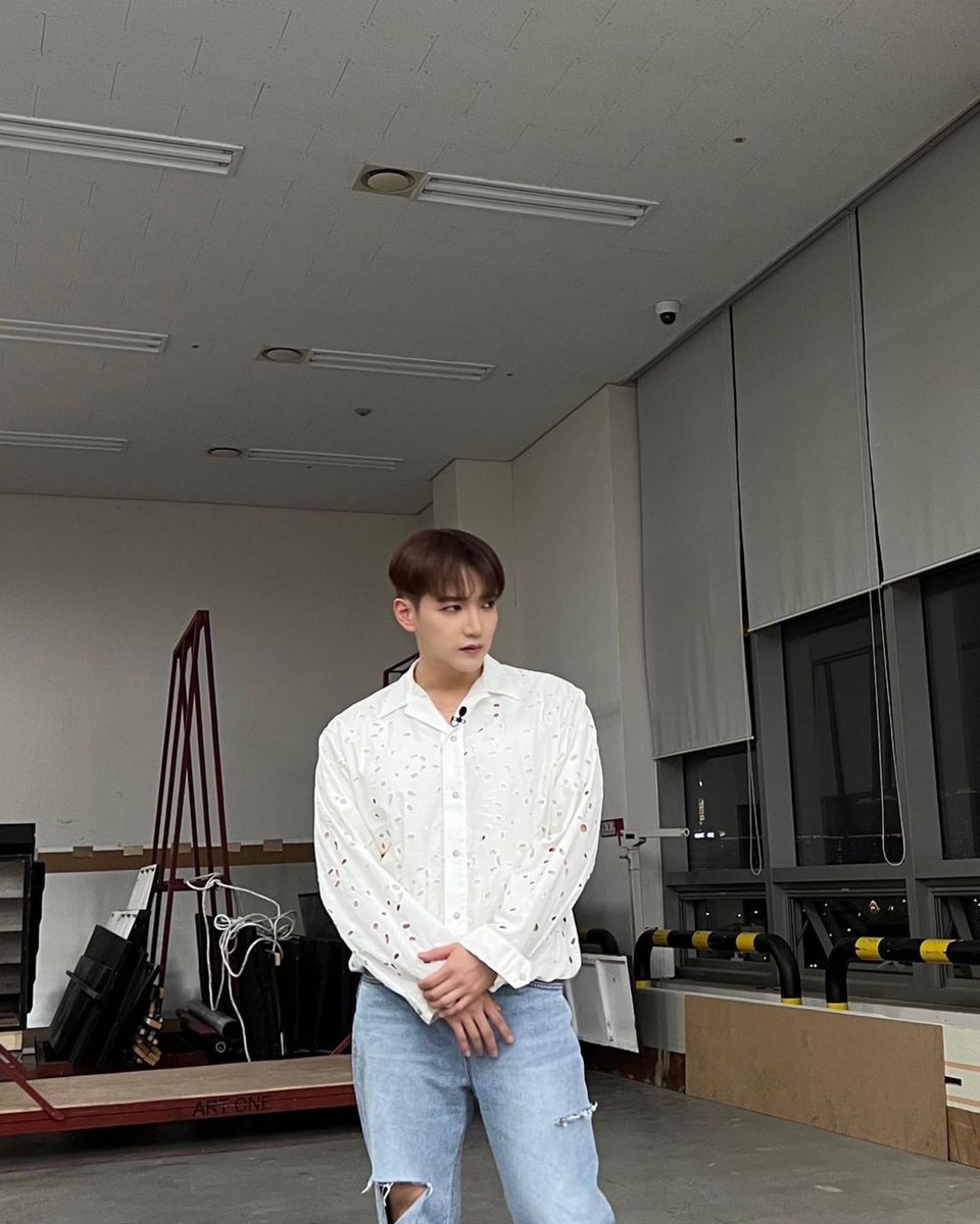 2PM_Spain's tweet photo. [IG #2PM] 

Las tizas también deben haber querido ir sobre la enorme espalda de Ming 🧑‍🏫👼

#NoCabeDuda #SentimosLoMismo💗

https://t.co/GXd2hvajlR https://t.co/kFGraIhfiY