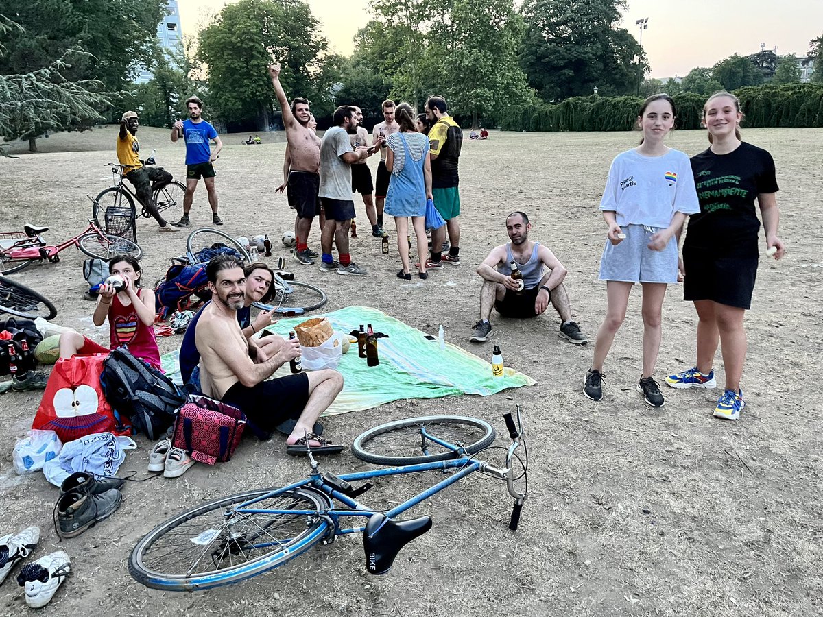 Quando in chat arrivi a 6 giusti giusti… e poi quasi non basta il Valentino per giocare tuttə 🏉

#gipetofamily #cometry #valentinepark #social #rugby #touch #torino #piemonte #ovalia