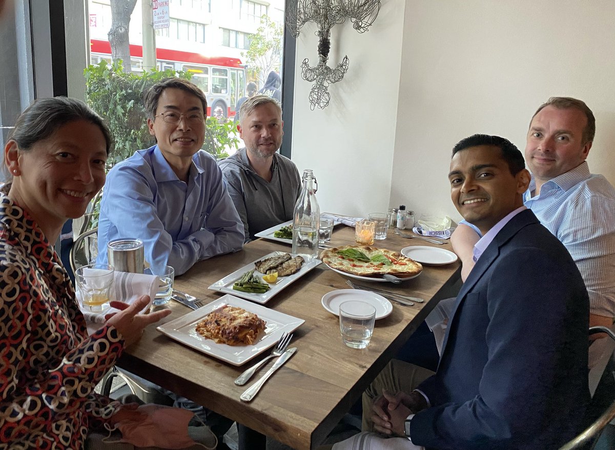 More lab reunions and pizza! Catching up with <a href="/Joseph_C_Wu/">Joseph C Wu, MD, PhD</a> <a href="/pwburridge/">Paul Burridge</a> and <a href="/SebastianDiecke/">Sebastian Diecke</a>. #ISSCR2022 🍕